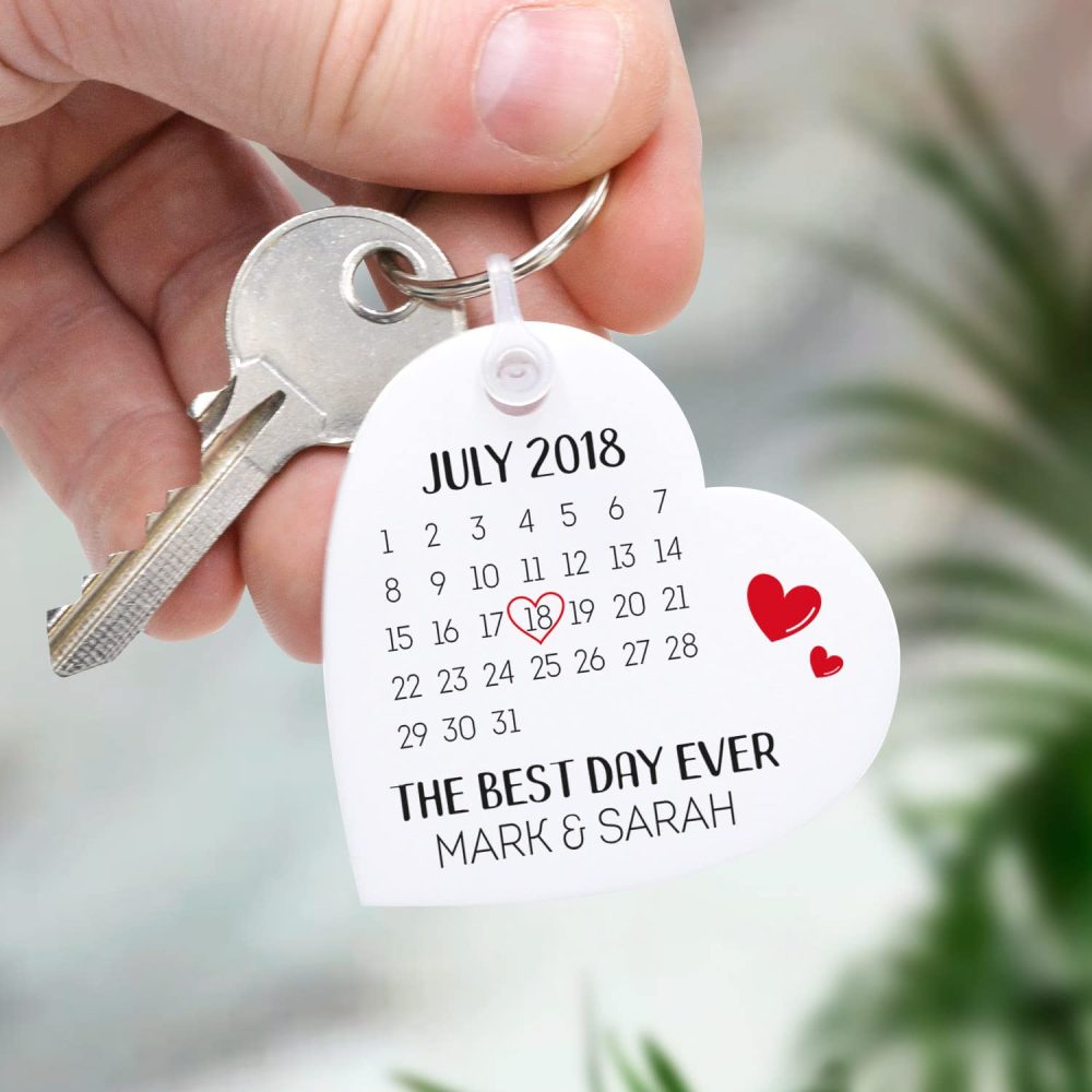 Valentines Day Gifts For Him Or Her - Personalised Sentimental Date Calendar Keyring Valentines Gifts For Boyfriend, Girlfriend, Husband Or Wife - With Grey Bag