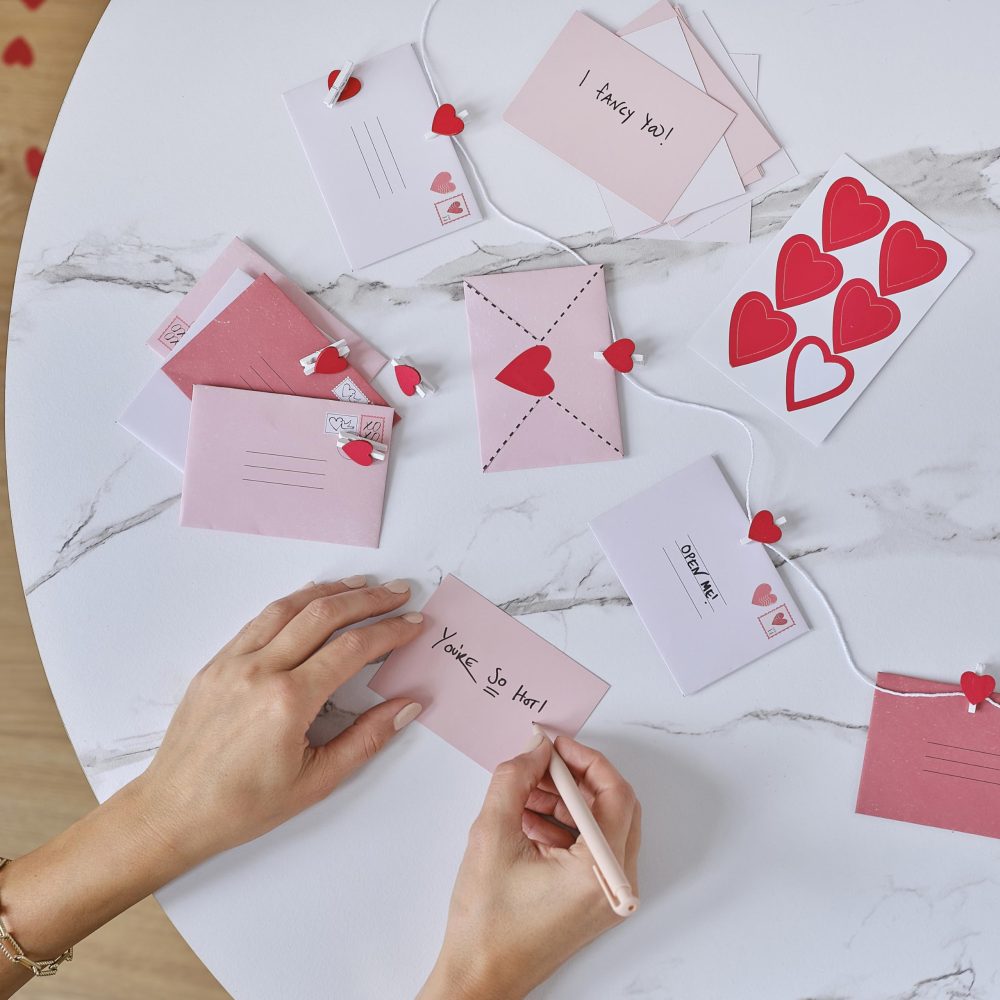 Ginger Ray Valentine's Day Love Note Bunting Garland Decoration with 12x Notecards, Envelopes & Heart-shaped Pegs 1.5m